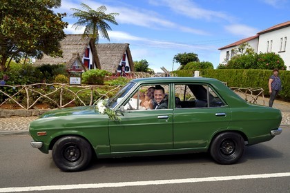 Portugal, Ile de Madère, Santana, jeune couple de mariés