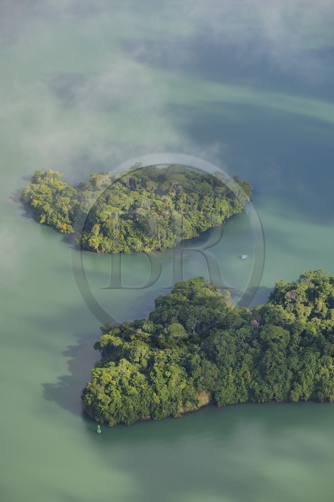 Panama, Canal de Panama, ilots sur le lac Gatun (vue aérienne)