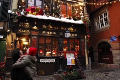 France, Bas Rhin (67), Strasbourg, bierstub et winstub au vieux Strasbourg dans le quartier de la Cathedrale a Noel