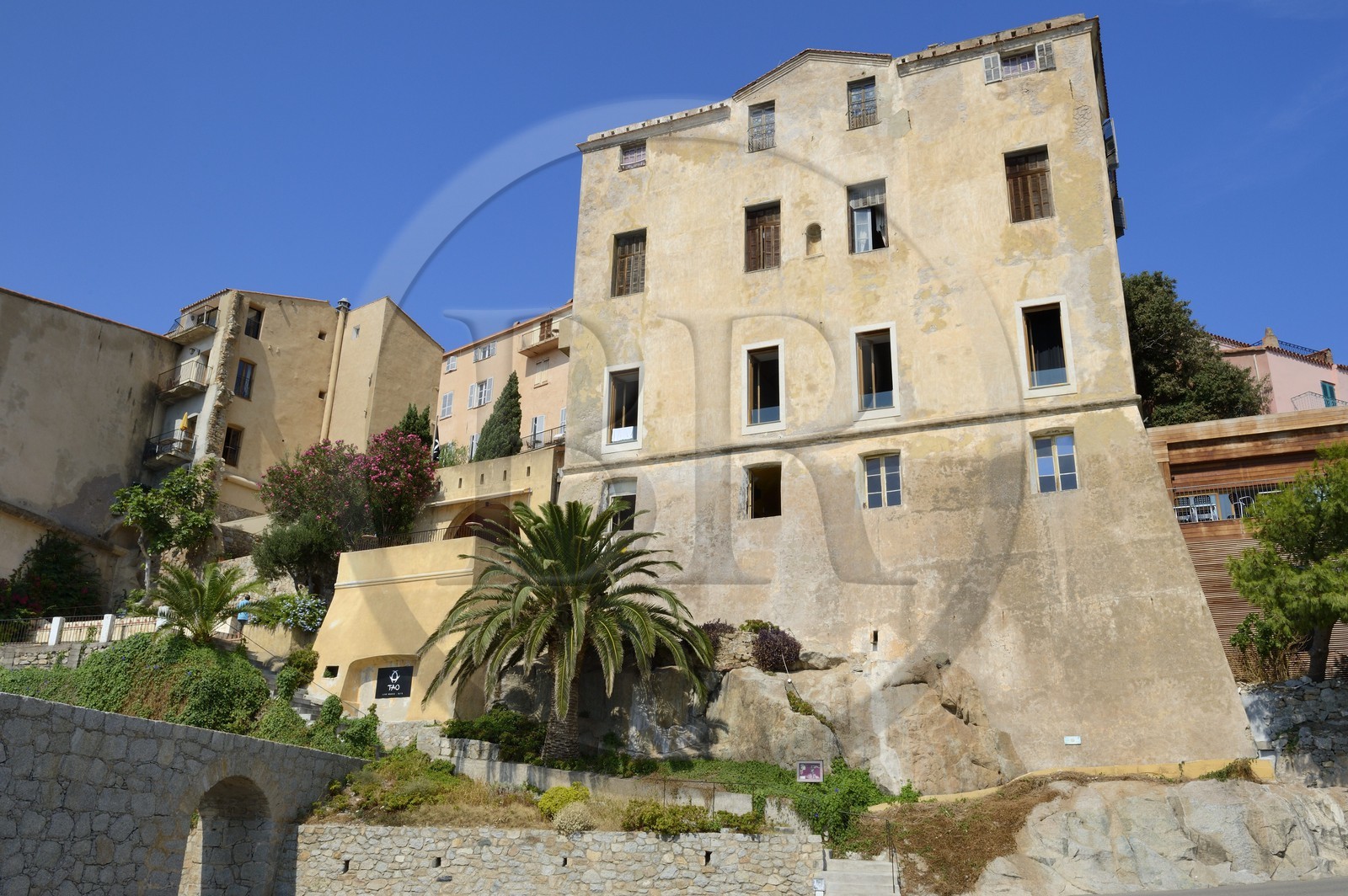 France, Haute-Corse (2B), Calvi, la citadelle, l’ancien palais des évêques de Sagone reconverti en bar (Chez Tao)