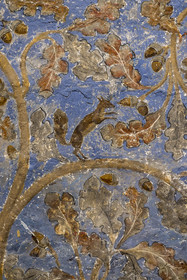 France, Vaucluse (84), Avignon, Palais des Papes classé Patrimoine mondial de l'UNESCO, la tour des Anges ou tour du pape, chambre du Pape, un espace végétal à deux dimensions fait de rinceaux de vigne et de chêne, parsemés d’oiseaux et d’écureuils, orne les murs sur un fond bleu ciel