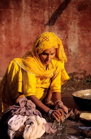 Inde, état du Rajasthan, région de Jaipur, temple de Galta (temple des singes) une femme faisant sa lessive