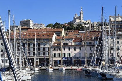 France, Bouches-du-Rhône (13), Marseille, Le Vieux Port, quai de Rive Neuve, la basilique Notre Dame de la Garde en arrière plan