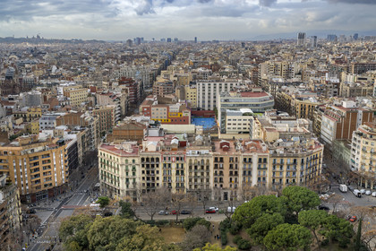 Espagne, Catalogne, Barcelone, quartier de l'Eixample, basilique de la Sagrada Familia de l'architecte du modernisme catalan Antoni Gaudi classée Patrimoine Mondial de l'UNESCO, vue sur la ville depuis une des tours de la facade de la Passion à l'ouest