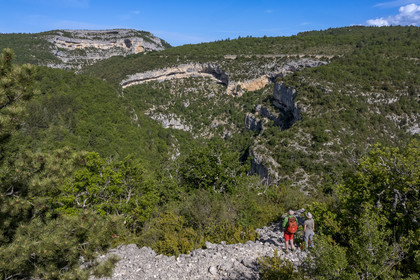 France, Vaucluse, Mont Ventoux Regional Natural Park, Monieux, Gorges de La Nesque, hikers on the heights facing the rocky bars