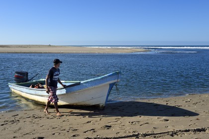 Nicaragua, la côte pacifique de Leon, parc national Isla Juan Venado, plage de Las Penitas, bateau de pêcheurs