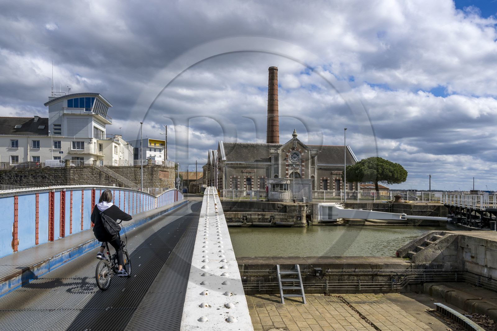 France, Loire-Atlantique (44), Saint-Nazaire, entrée de l'écluse sud, pont tournant et capitainerie faisant face à l'ancienne usine élévatoire, lieu de l’Opération Chariot lancée en 1942 par les Britanniques