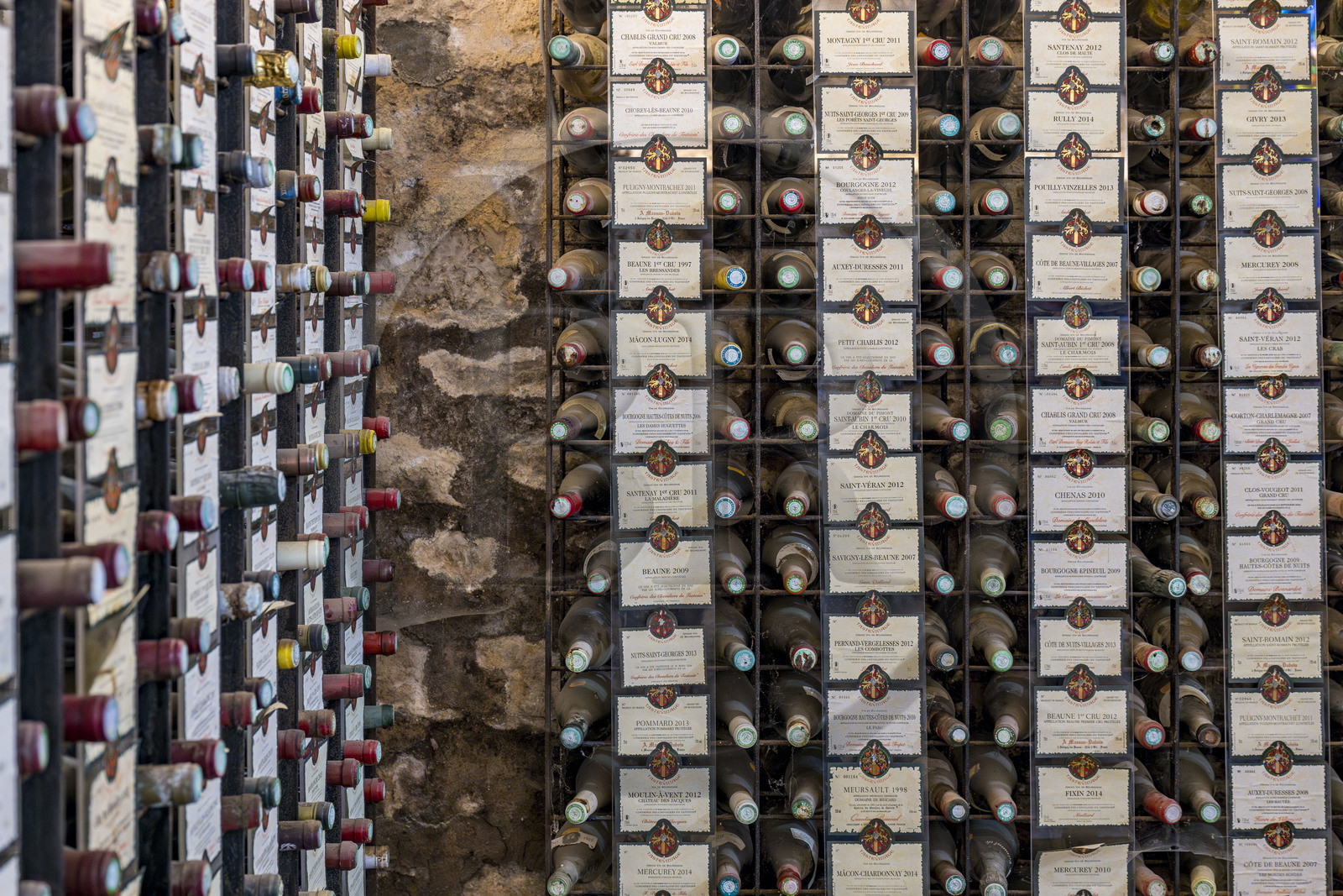 France, Côte-d'Or (21), Paysage culturel des climats de Bourgogne classés Patrimoine Mondial de l'UNESCO, Route des Grands Crus, vignoble de la Côte de Nuits, Vougeot, le Chateau du Clos de Vougeot, oenothèque dans le cellier du château du Clos de Vougeot avec les plaques des tastevinages annuels