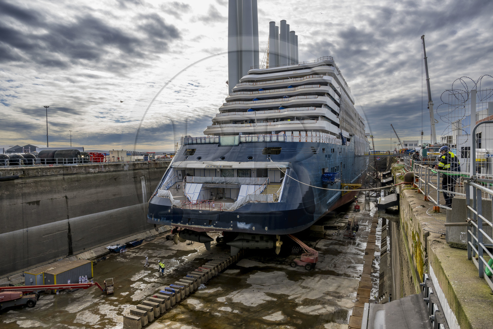 France, Loire-Atlantique (44), Saint-Nazaire, chantier du super-yacht de luxe Ritz-Carlton Luminara dans la forme Joubert