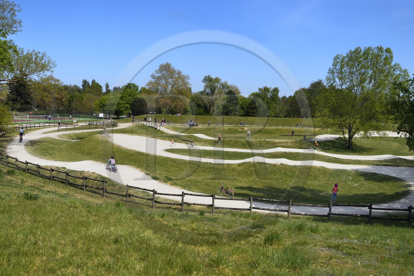 France, Val-de-Marne (94), Champigny-sur-Marne, parc du Tremblay, piste loisirs en terre de bicross