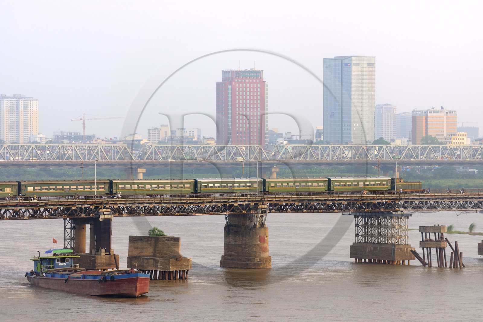 Vietnam, Hanoï, Pont Long Bien anciennement pont Paul Doumer qui enjambe le fleuve Rouge est reservé à la circulation des trains, des deux-roues et des rares piétons