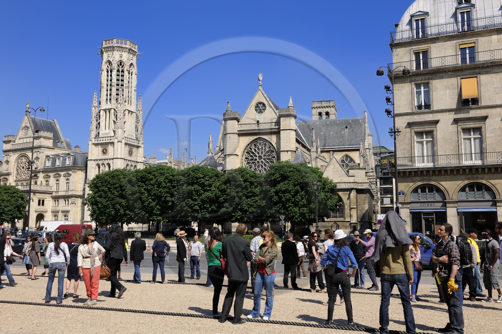 France, Paris (75), église Saint-Germain-l' Auxerrois et le beffroi de la mairie du 1er arrondissement (1860) à gauche