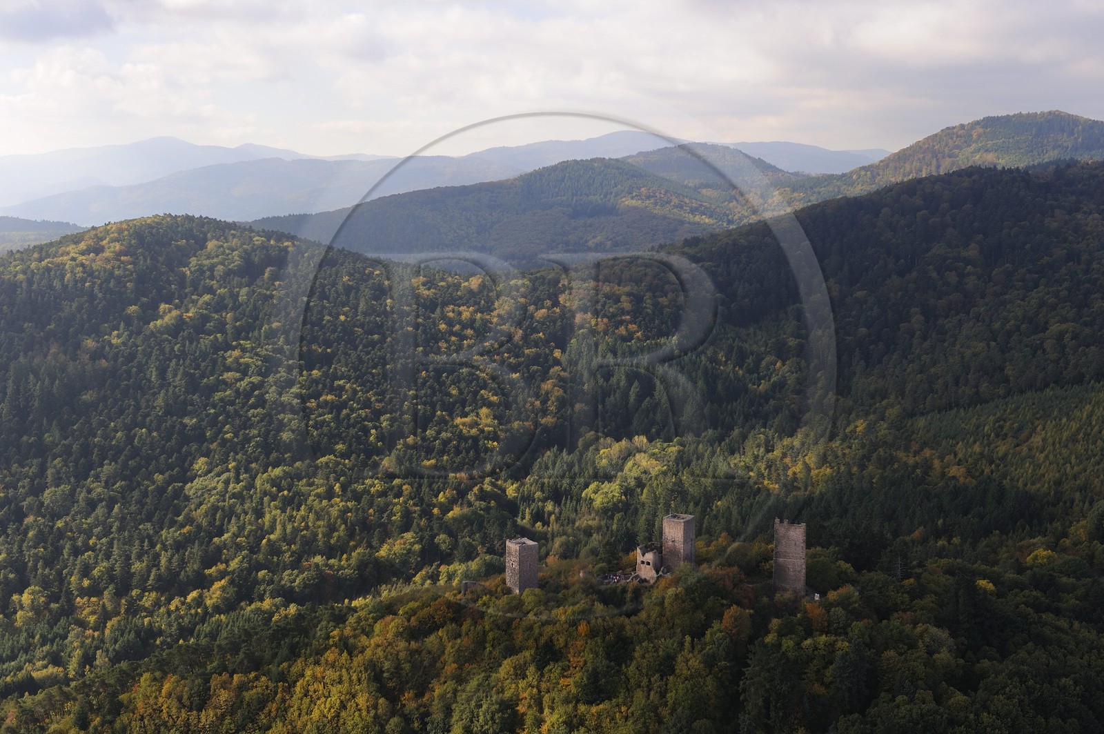 France, Haut-Rhin (68), les trois donjons d'Eguisheim dans le massif des Vosges (photo aérienne)
