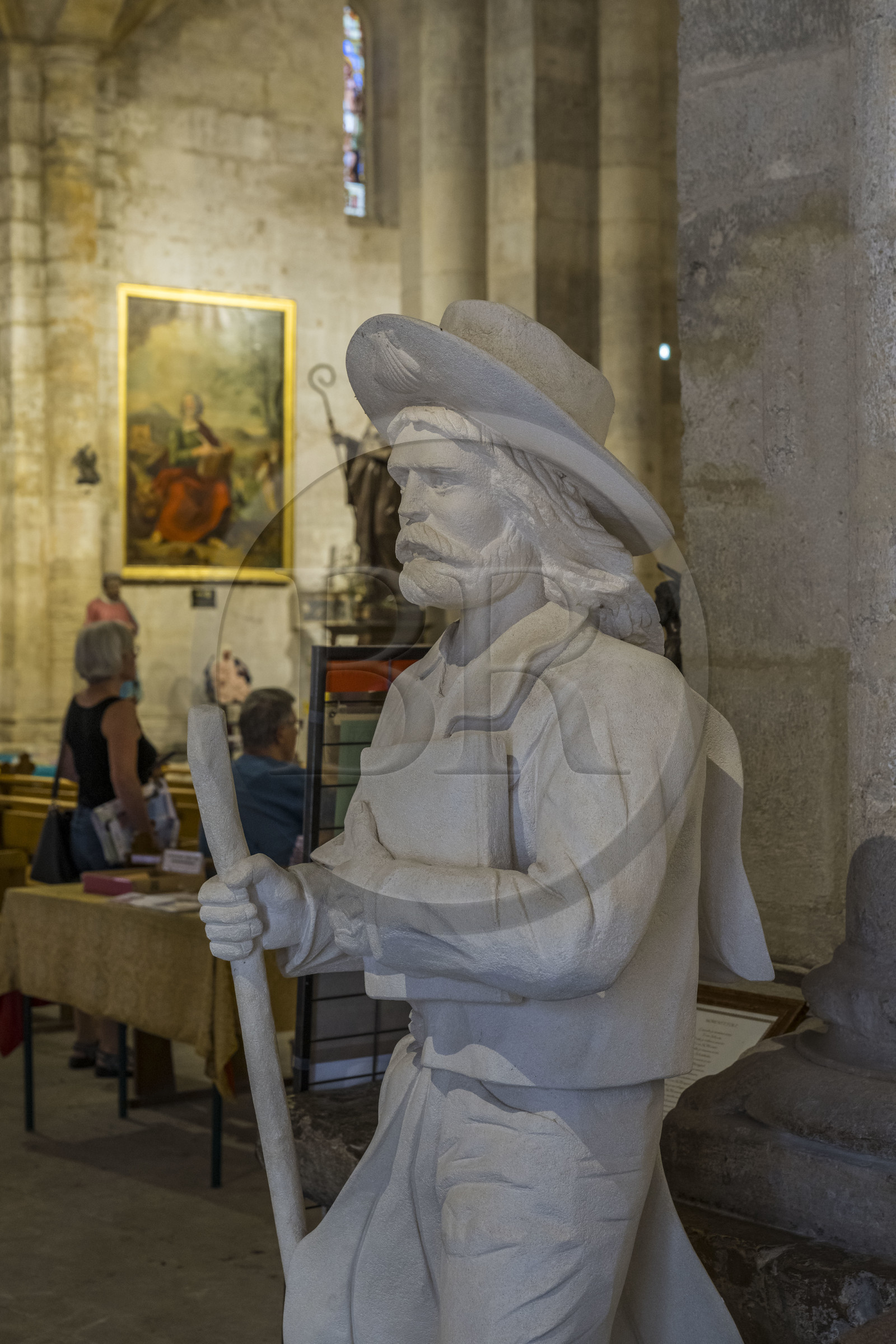 France, Gard (30), Saint-Gilles du Gard, église abbatiale de Saint-Gilles du XIIème-XIIIème siècle, classée Patrimoine Mondial de l'UNESCO au titre des chemins de Saint-Jacques de Compostelle en France, statue contemporaine de Saint Jacques