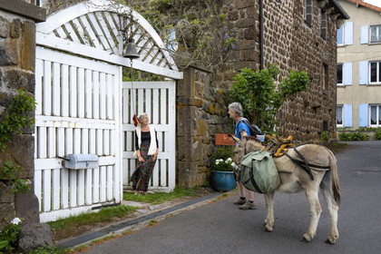 France, Haute-Loire (43), Bouchet-Saint-Nicolas, randonnée avec un âne sur le chemin de Stevenson (GR 70), Marie nous reçoit dans sa maison d'hotes Le Potala
