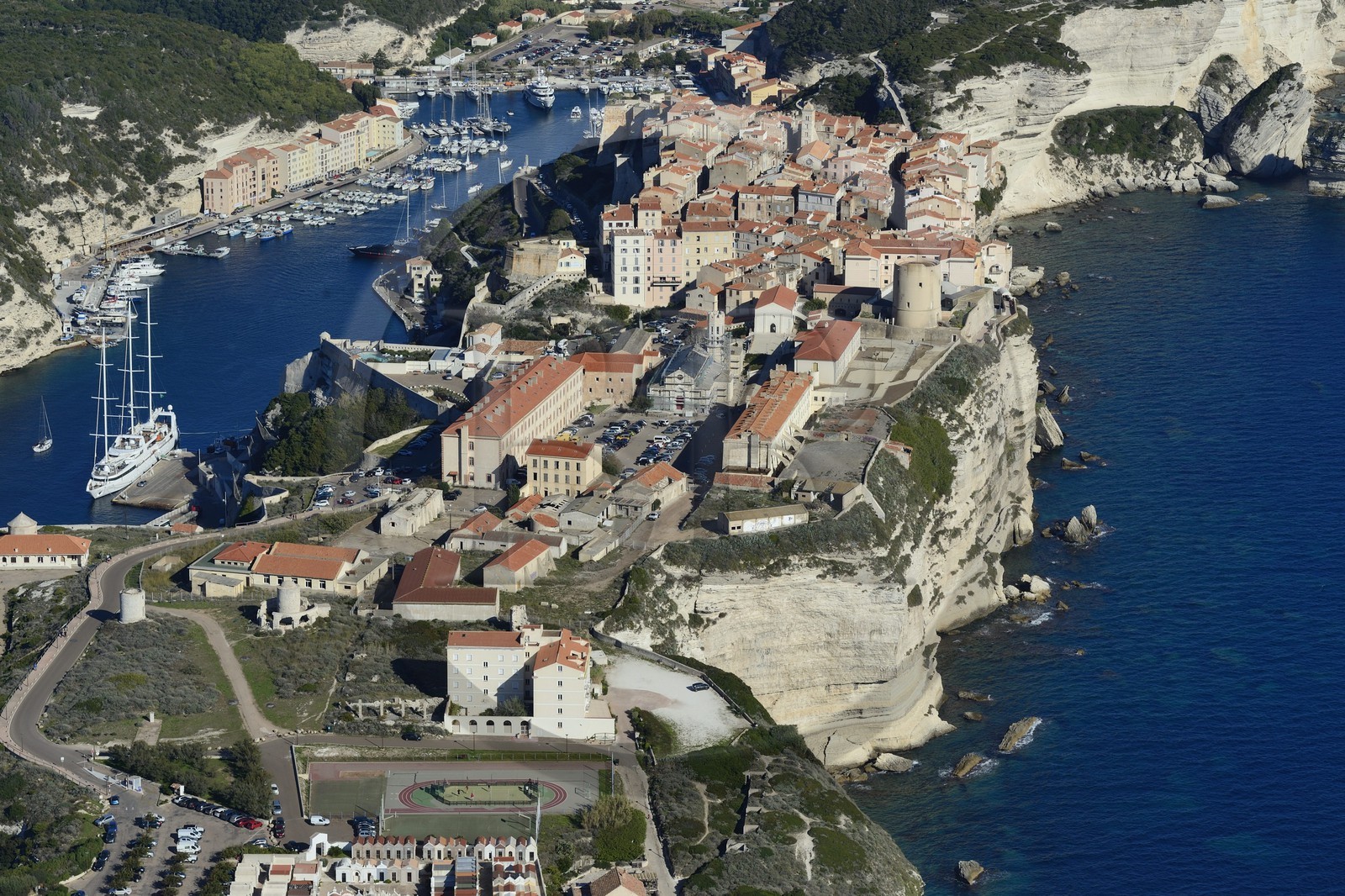 France, Corse-du-Sud (2A), Bonifacio, les falaises calcaires, la citadelle et la vieille ville (vue aérienne)