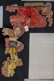 France, Bouches-du-Rhône (13), Arles, musée départemental Arles antique, dans les réserves du musée, issu des fouilles des ruines de la maison de la harpiste (entre 70 et 50 av. J.-C.) dans le site de l'ancienne verrerie de Trinquetaille sur la rive droite du Rhone, assemblage de fragments de la peinture murale à fresque adoptant du rouge vermillon avec le pigment le Cinabre le plus couteux du monde romain, la figure d’une harpiste qui a donnée son nom à la villa