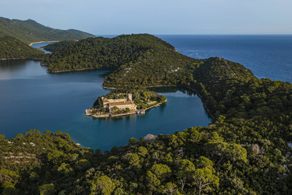 Croatie, Dalmatie, cote dalmate, Ile de Mljet, Parc national de Mljet, ancien monastère bénédictin sur l'ilot de Sainte Marie (Sveta Marija) (vue aérienne)