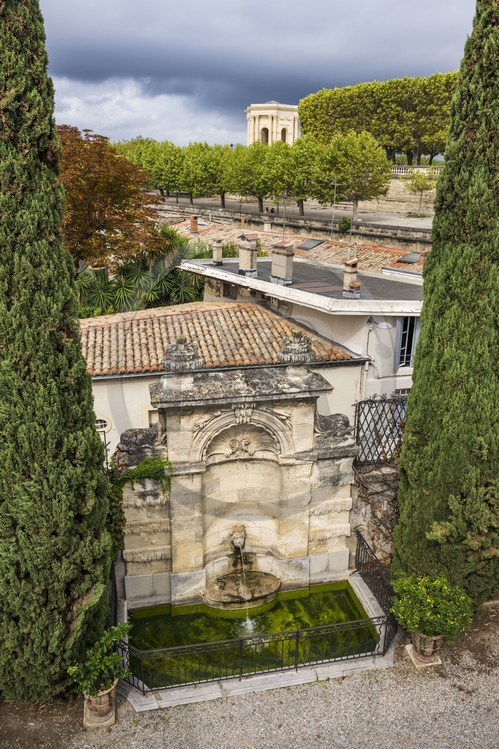 France, Hérault (34), Montpellier, centre historique appelé l’Ecusson, L'Hotel Haguenot, hotel particulier appelée folie montpelliéraine de la deuxième moitié du XVIIIème siècle, la fontaine monumentale et le chateau d'eau de la promenade du Peyrou en arrière plan