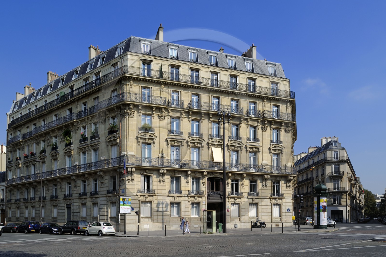 France, Paris (75),  immeubles haussmanniens de première classe de la place de la République Dominicaine face au parc Monceau