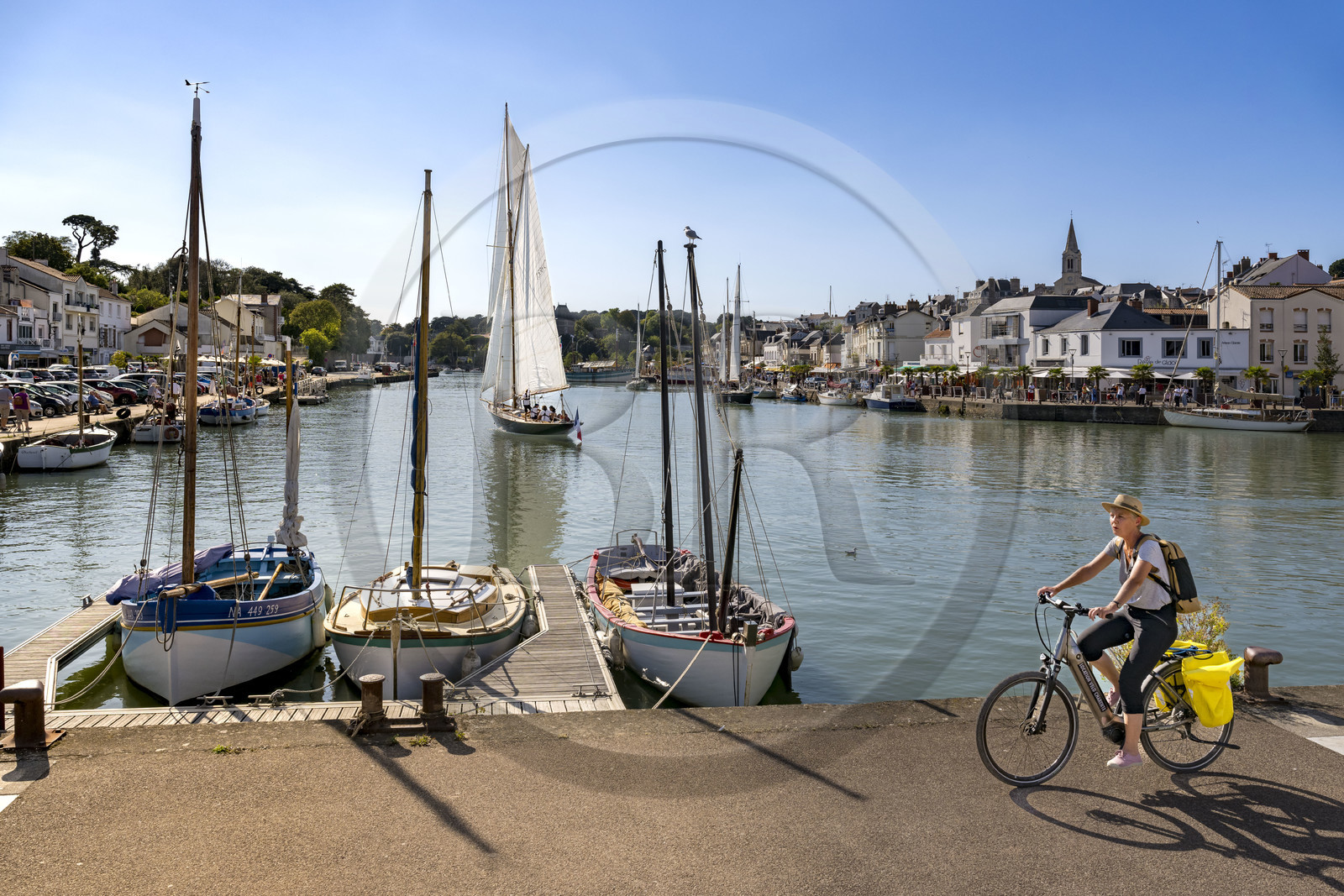 France, Loire-Atlantique (44), Pornic, le voilier Pen Duick quittant le port sous voile, l'église Saint-Gilles en arrière plan