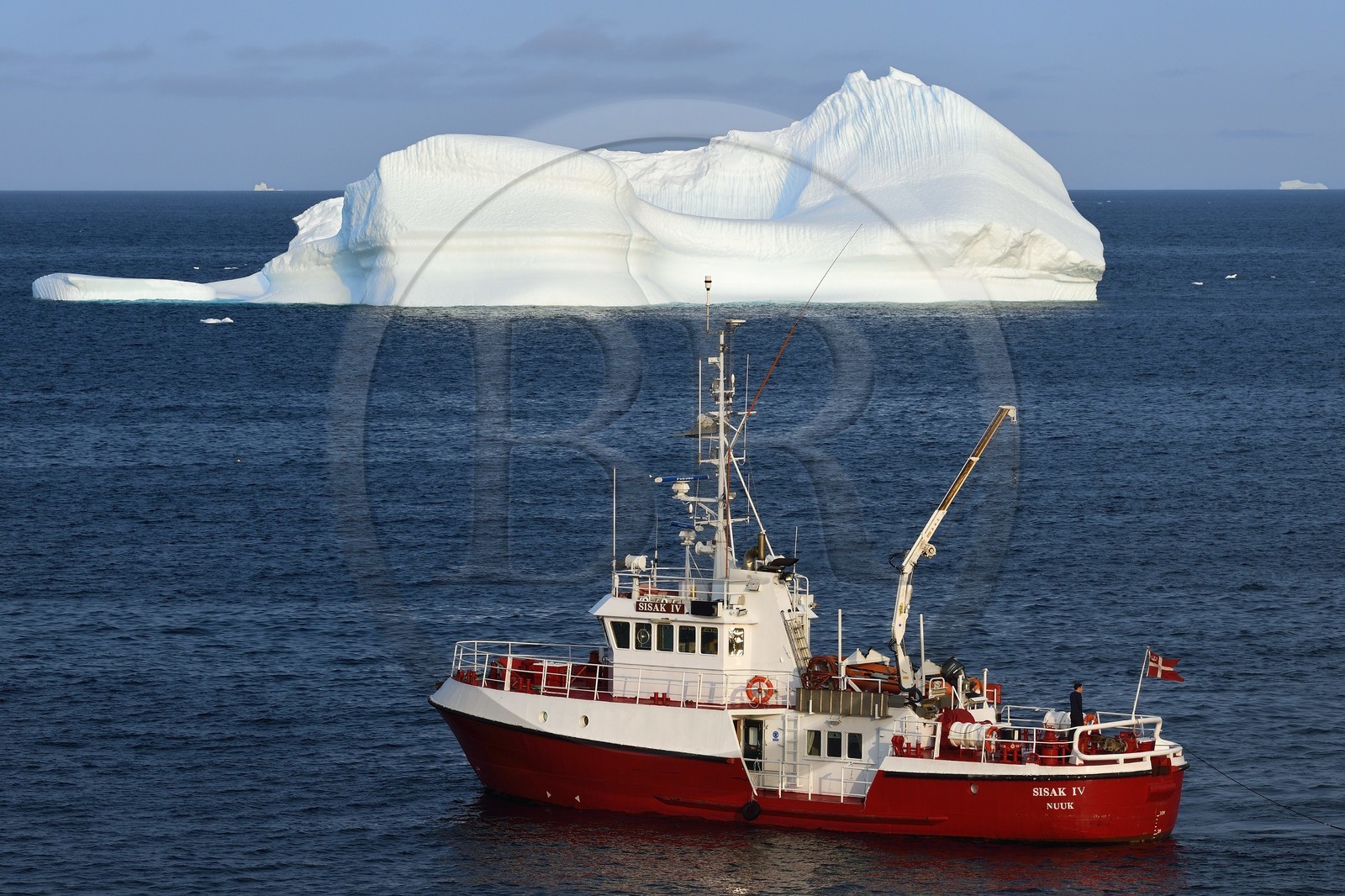 Groenland, cote ouest, baie de Baffin, Upernavik, le bateau de police Sisak IV avec un iceberg en arrière plan