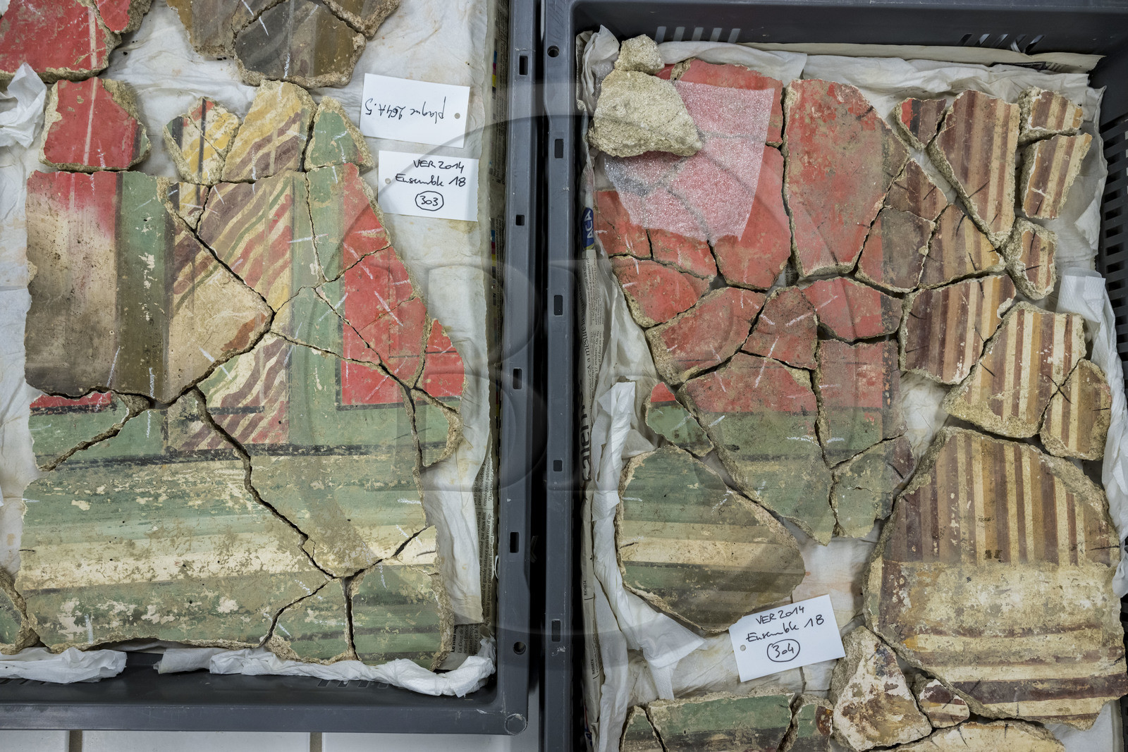 France, Bouches-du-Rhône (13), Arles, musée départemental Arles antique, salle d’étude du service archéologie, recherches des fouilles du site de l'ancienne verrerie de Trinquetaille sur la rive droite du Rhone, maison de la harpiste (entre 70 et 50 av. J.-C.), fragments de la peinture murale à fresque du décor de la chambre du premier étage adoptant du rouge vermillon avec le pigment le Cinabre le plus couteux du monde romain