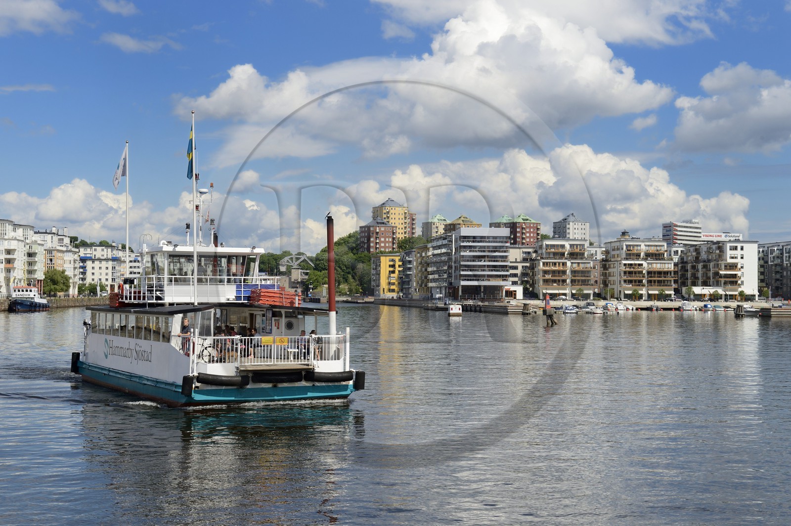 Suède, Stockholm, l'écoquartier Hammarby Sjostad précurseur en matière de développement durable, ferry sur le lac Hammarby