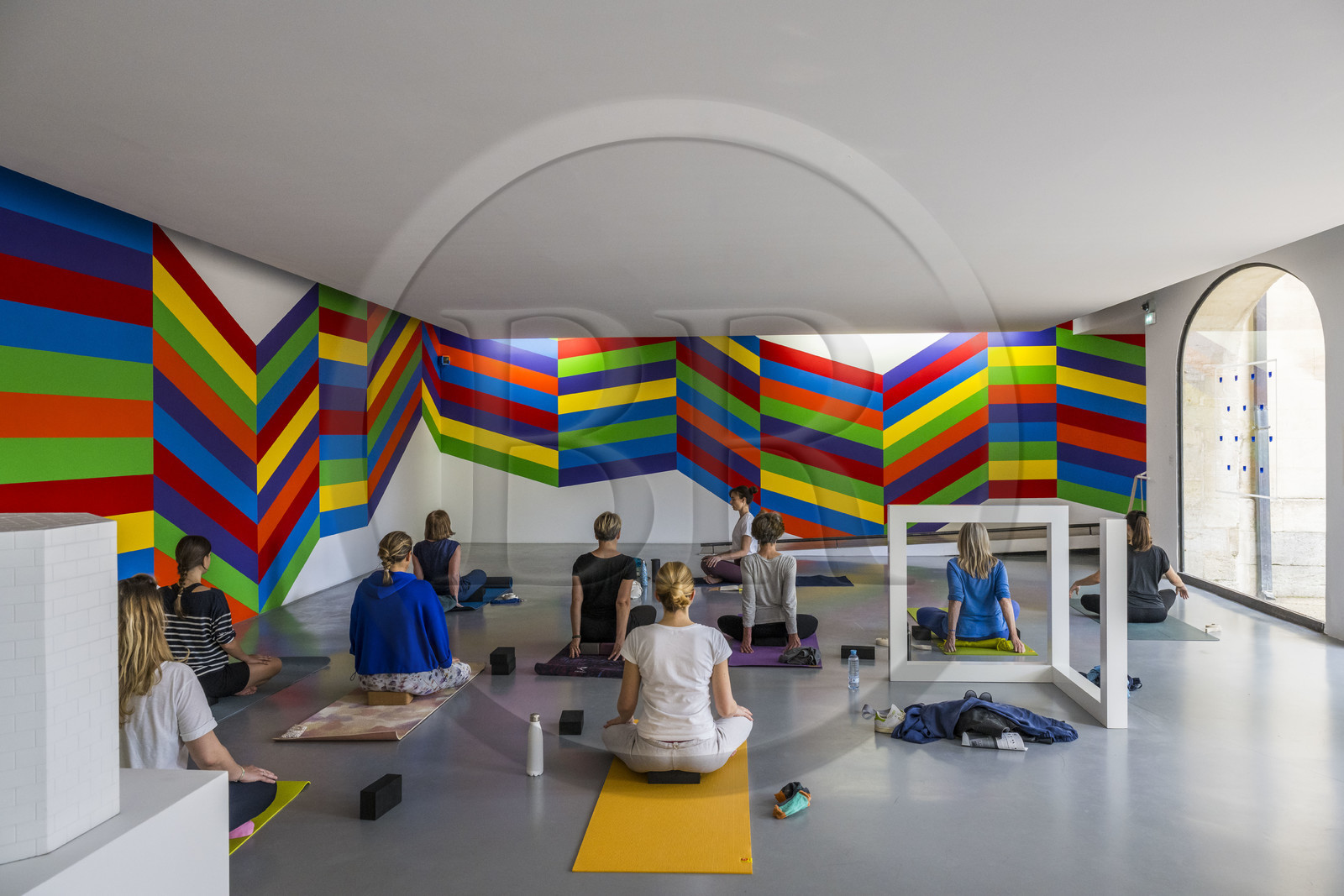 France, Vaucluse (84), Avignon, Collection Lambert, Musée d'Art Contemporain, l'oeuvre Incomplete Open Cube 5 11 (1973) laque sur aluminium de l'artiste Sol LeWitt, cours de yoga dans le musée