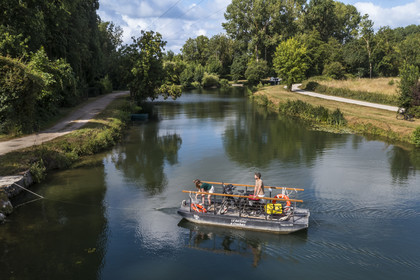 France, Deux-Sèvres (79), le Marais Poitevin, la Venise Verte, Magné, randonnée à bicyclette, passage de la Sèvre Niortaise à sur un des bateaux à chaines en libre accès (vue aérienne)