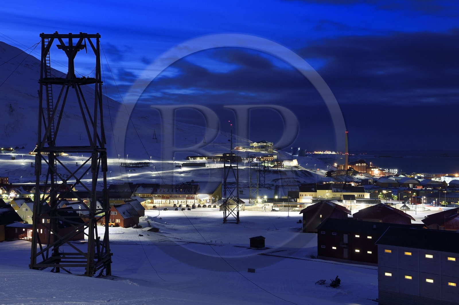 Norway, Svalbard, Spitzbergen, Longyearbyen, former coal carrying headframes and abandoned central building cableway building in the background