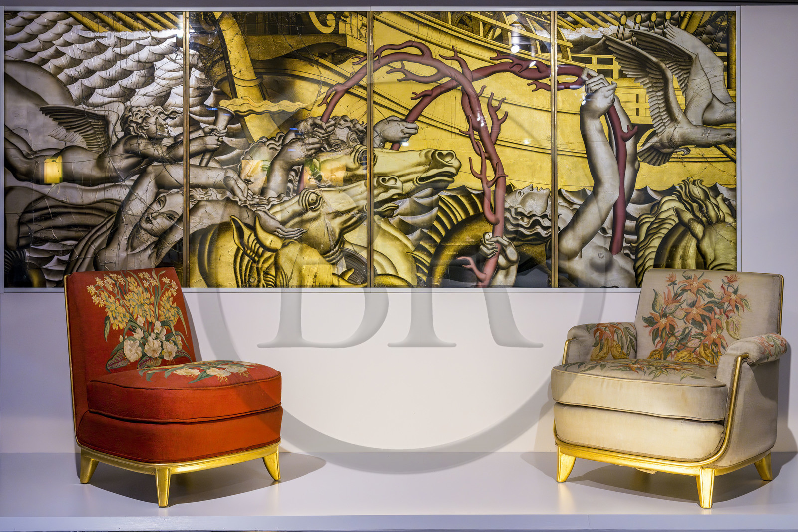 France, Loire-Atlantique (44), Saint-Nazaire, l'Escal'Atlantic dans l'ancienne base sous-marine allemande fait revivre le monde des transatlantiques, siege chauffeuse et fauteuil sous un ensemble de quatre panneau en dalles de verre d’Auguste Labouret représentant l'Enlèvement d'Europe, Grand Salon 1re classe du paquebot Normandie, 1935