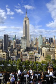 Etats-Unis, New York, Manhattan, Midtown, terrasse du café branché Le 230 sur la 5ème Avenue et l'Empire State Building