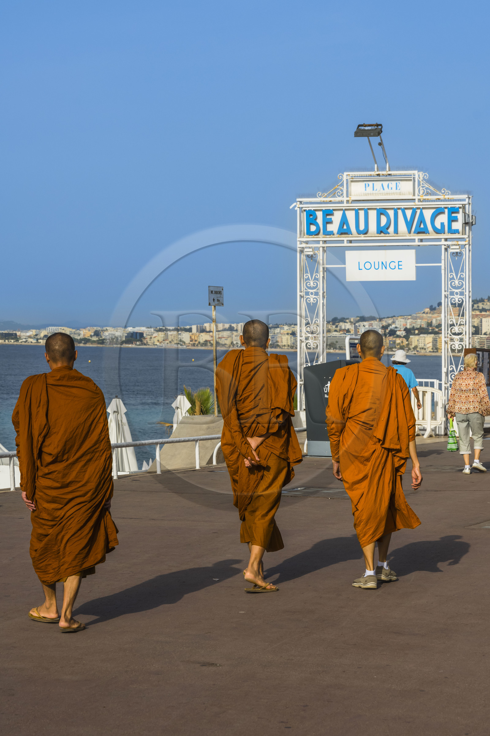 France, Alpes-Maritimes (06), Nice classée Patrimoine Mondial de l'UNESCO, moines tibétains sur le quai des Etats Unis marchant devant le Beau Rivage
