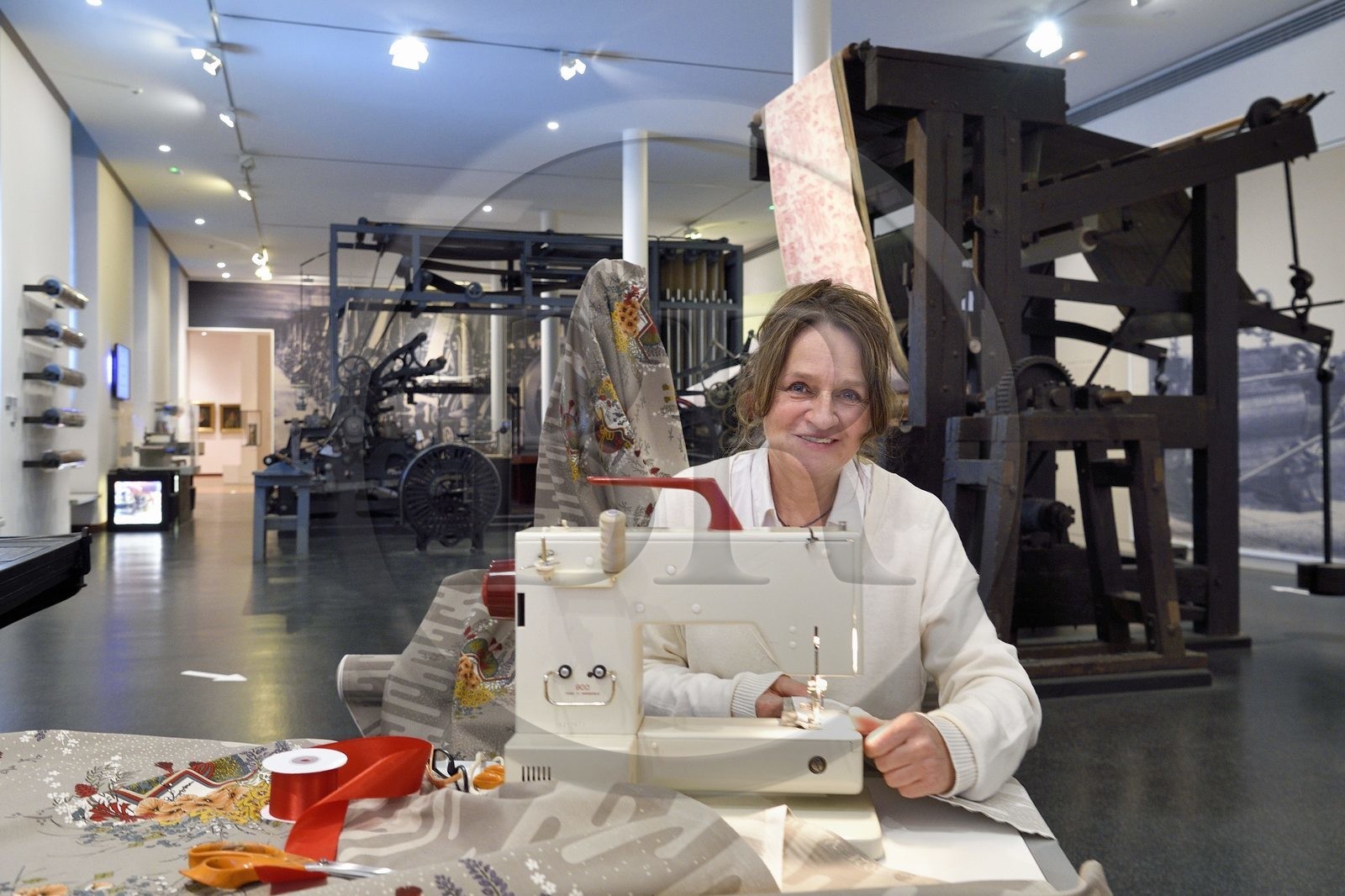 France, Haut-Rhin (68), Mulhouse, Musée de l'Impression sur Etoffes, Marie-Jo Gebel créatrice de l'étoffe de Noël officielle de la ville de Mulhouse, ici celle de 2021
