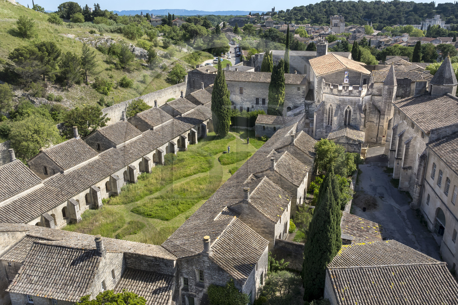 France (30), Gard, Villeneuve-lès-Avignon, la Chartreuse Notre-Dame-du-Val-de-Bénédiction, le grand cloitre ou cloitre des morts (vue aérienne)