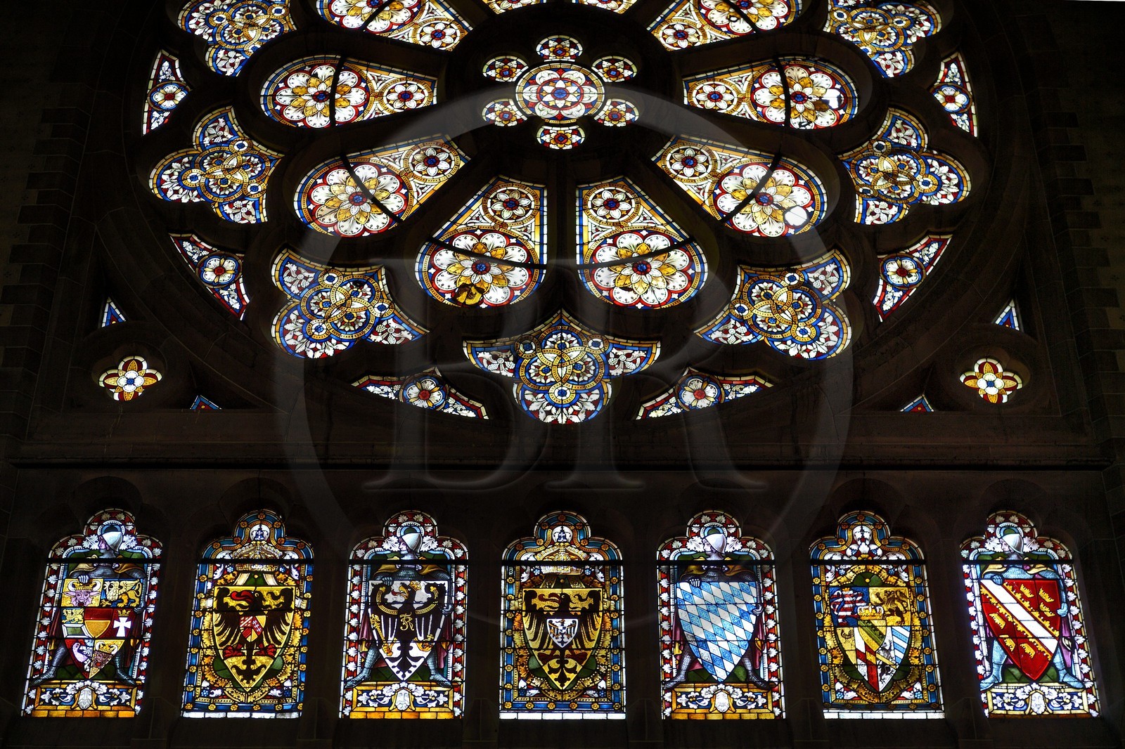 France, Bas-Rhin (67), Strasbourg, quartier de la Neustadt datant de la periode allemande, l'Eglise Reformée Saint-Paul, ancienne église de garnison protestante (1897), vitraux qui représentent les écus armoriés de l'empire allemand et des états fédérés