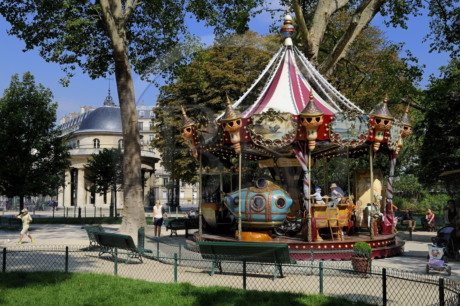 France, Paris (75), parc Monceau, le carrousel Jules Verne et la rotonde ancien pavillon du mur des Fermiers généraux réalisé par Claude Nicolas Ledoux