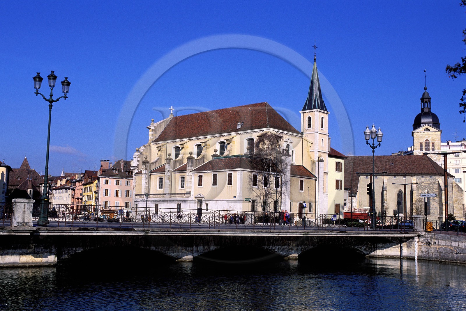 France, Haute-Savoie (74), le vieil Annecy, pont sur le Thiouet l'église Saint-François