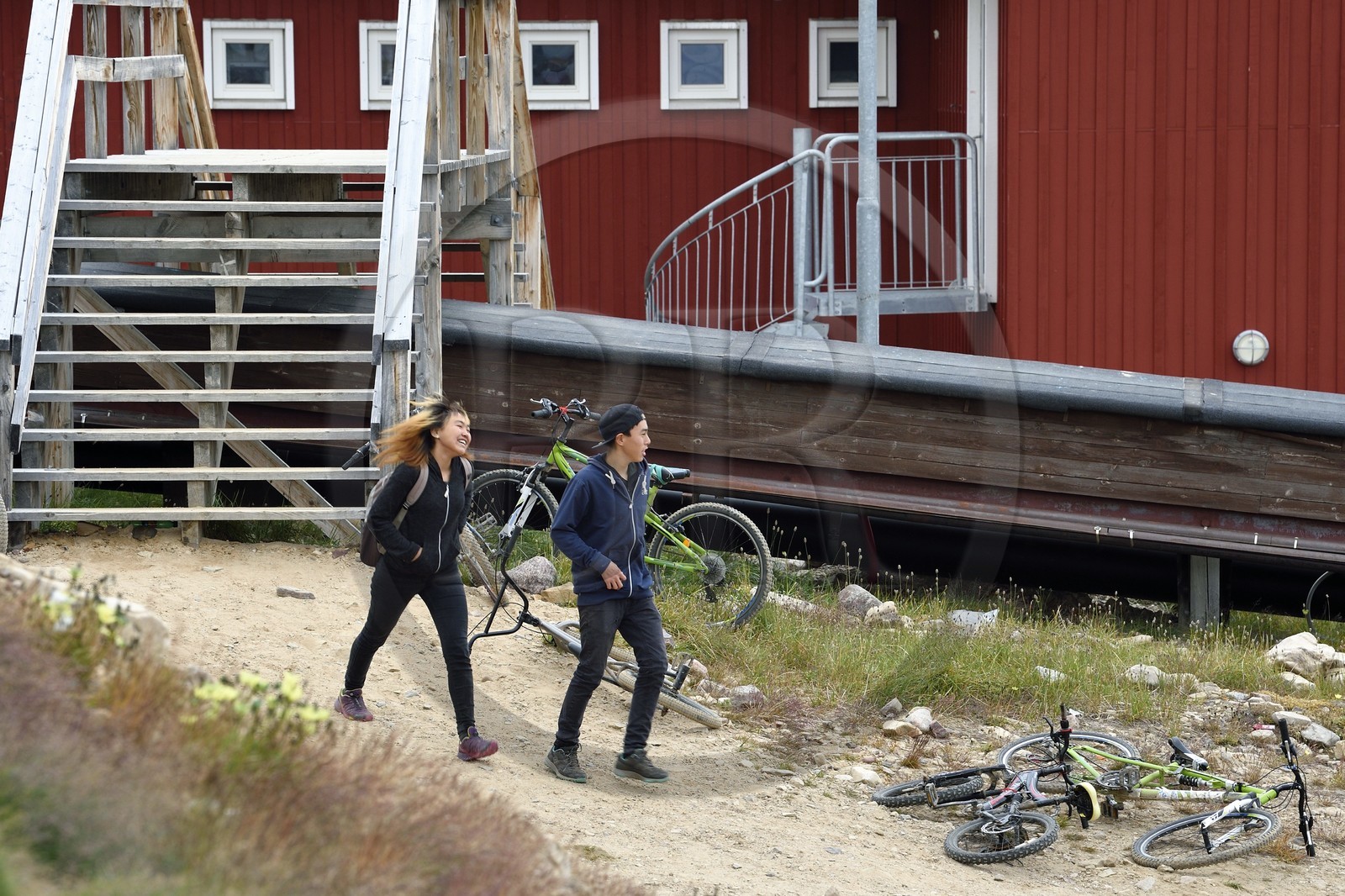 Groenland, cote Nord-Ouest, mer de Baffin, Qaanaaq ou Nouvelle Thule, adolescents inuit rentrant de l'école