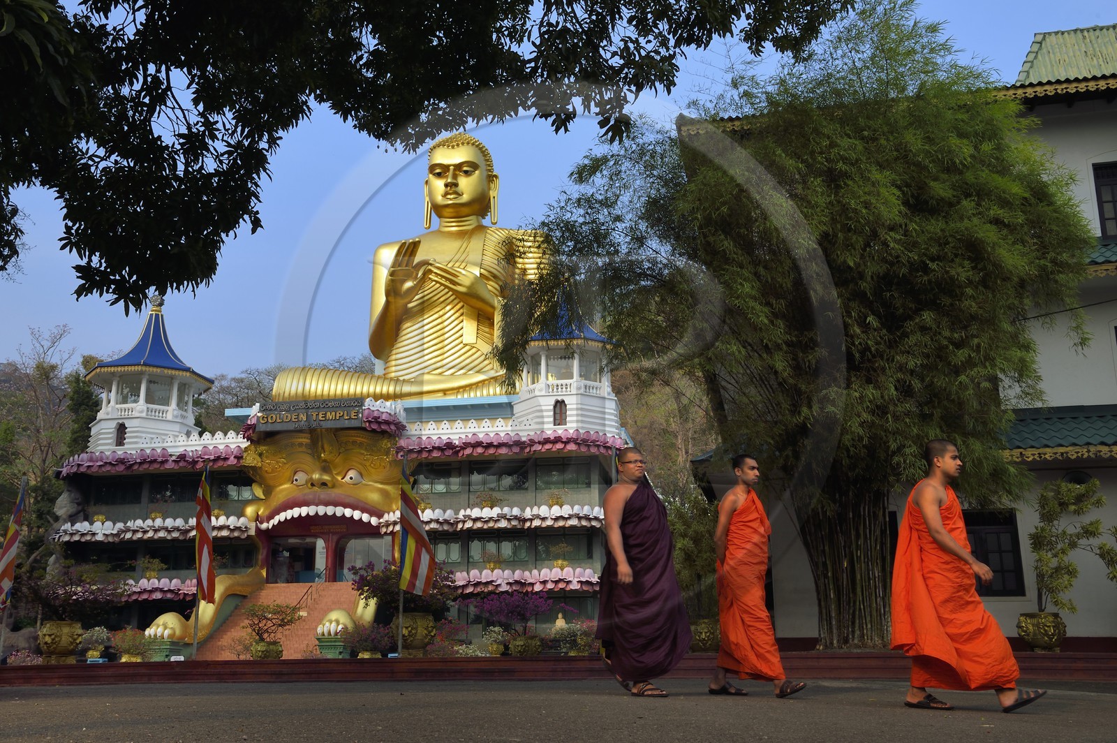 Sri Lanka, province du centre, district de Matale, Dambulla, Temple d'Or situé en dessous du Temple du Rocher Royal aussi appelé Ran Giri (Rocher doré) classé patrimoine mondial de l'UNESCO
