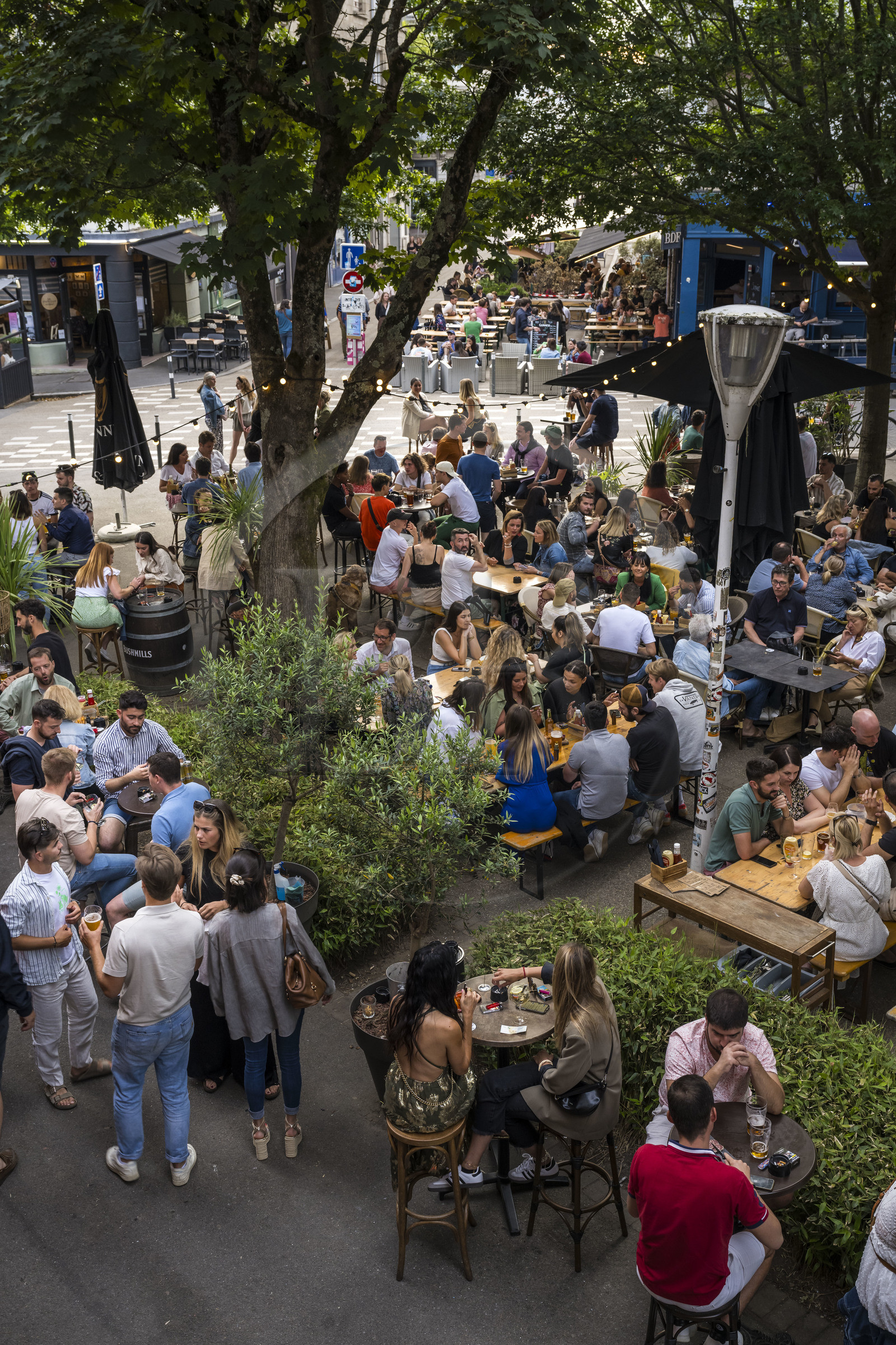 France, Morbihan (56), Lorient, Place Polig Montjarret, lieu de rencontre et de partage aux terrasses de restaurants et bars