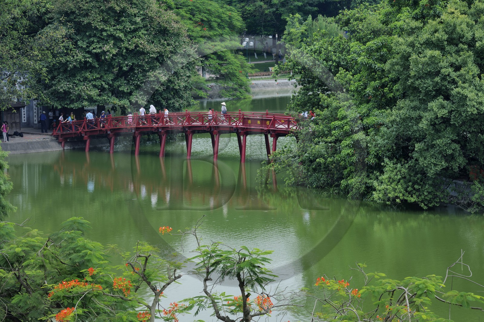 Vietnam, Hanoï, vieille ville, lac Hoan Kiem appelé le petit lac ou lac de l'épée restituée, temple Ngoc Son (de la montagne de jade) et le pont Thê Huc