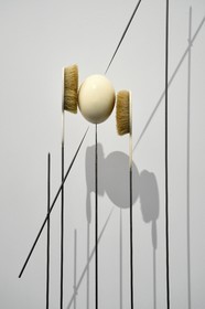 France, Moselle (57), Metz, quartier de l'Amphithéatre, le Centre Pompidou-Metz, centre d'art conçus par les architectes Shigeru Ban et Jean de Gastines, oeuvre de Rebecca Horn, Oeuf d'autruche, frappé par la foudre (1995)