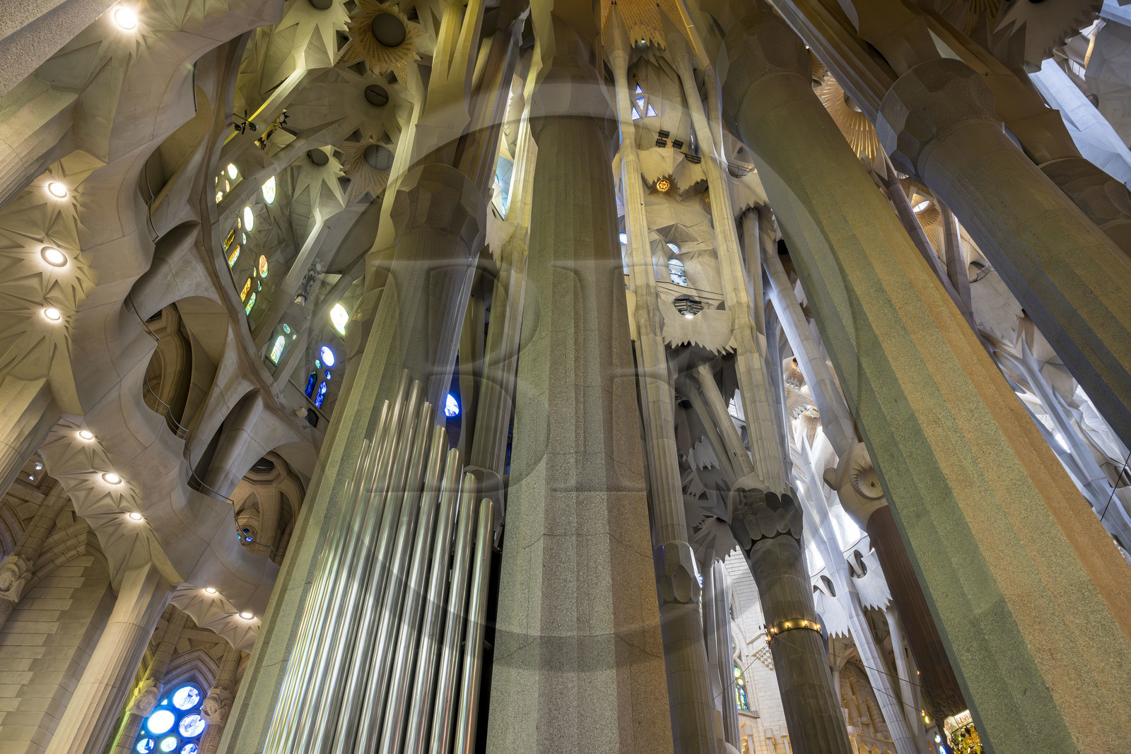 Espagne, Catalogne, Barcelone, quartier de l'Eixample, basilique de la Sagrada Familia de l'architecte du modernisme catalan Antoni Gaudi classée Patrimoine Mondial de l'UNESCO, l'orgue dans le déambulatoire
