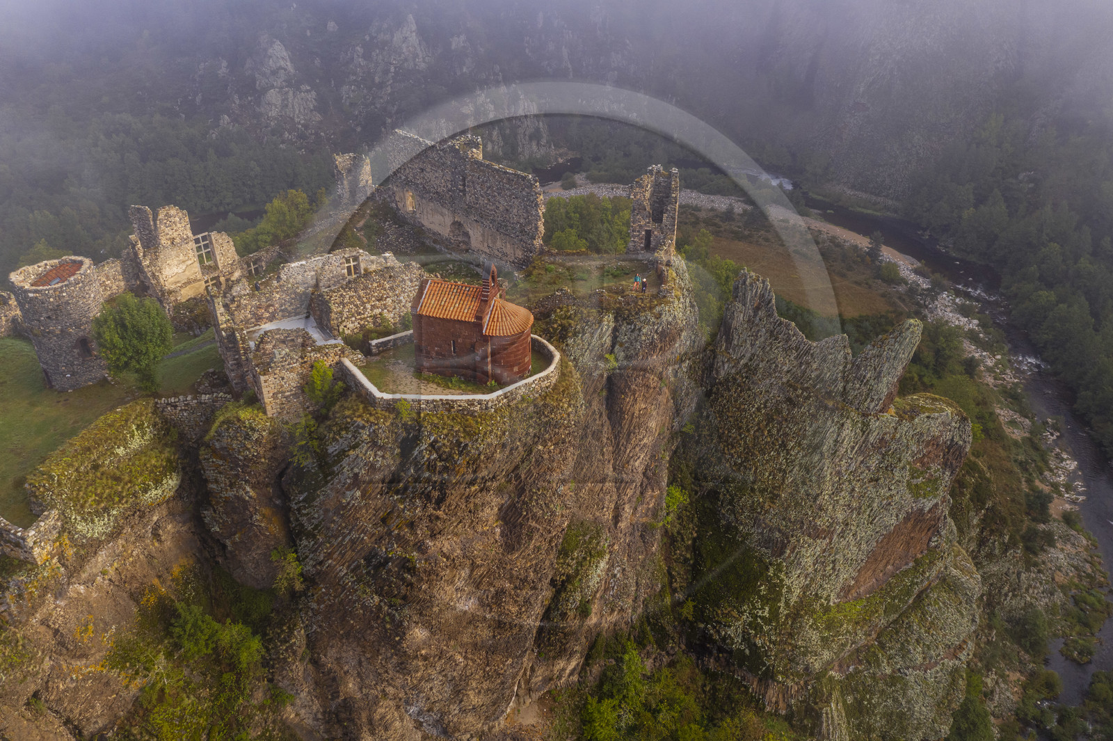 France, Haute-Loire (43), vallée de la Loire, Arlempdes, labellisé les Plus beaux villages de France, ruines du chateau perché sur un rocher basaltique (dyke volcanique) qui surplombe un méandre de la Loire (vue aérienne)