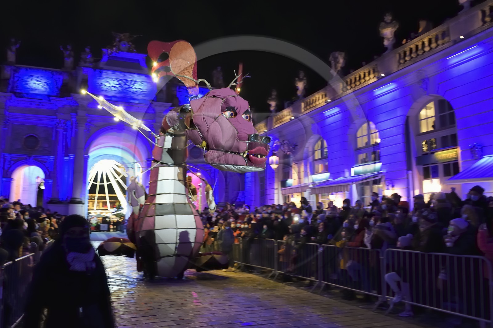 France, Meurthe-et-Moselle (54), Nancy, place Stanislas, le défilé de la Saint-Nicolas, Joséphine le dragon, transport sauvage de la compagnie des Quatre saisons devant l'Arc de Triomphe (la Porte Héré)