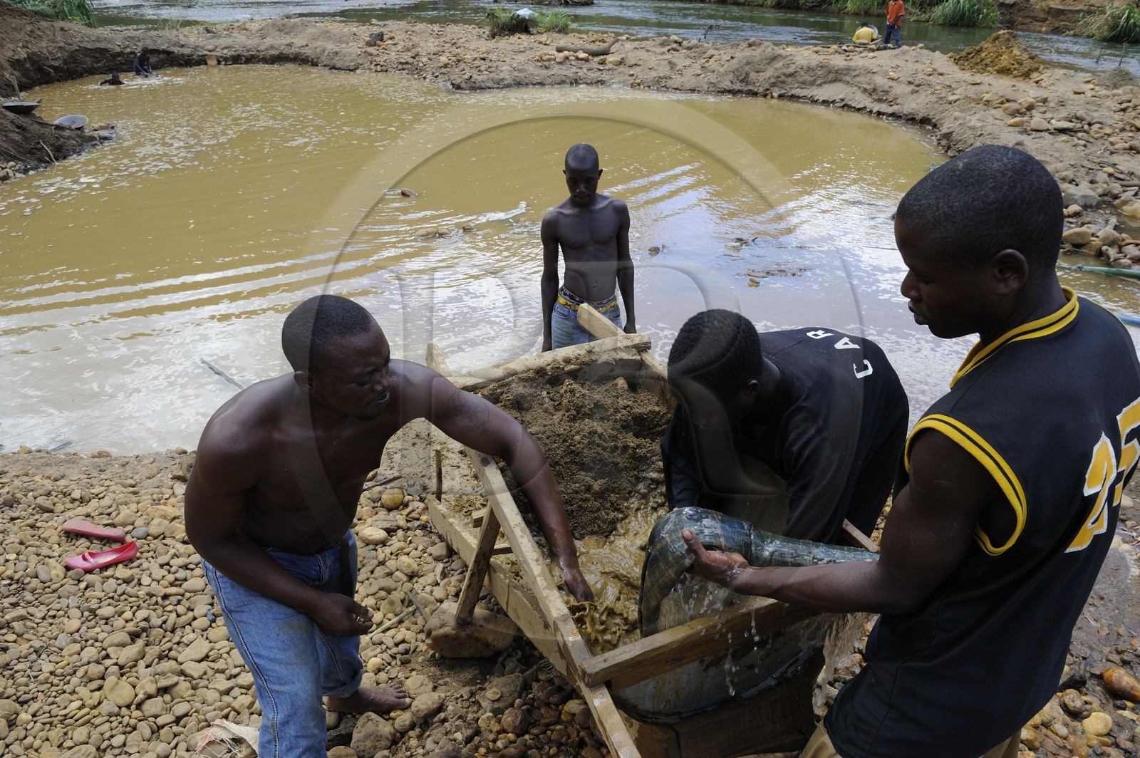 Tanzania, Morogoro district, Uluguru mountains, gold diggers on the river Ruvu