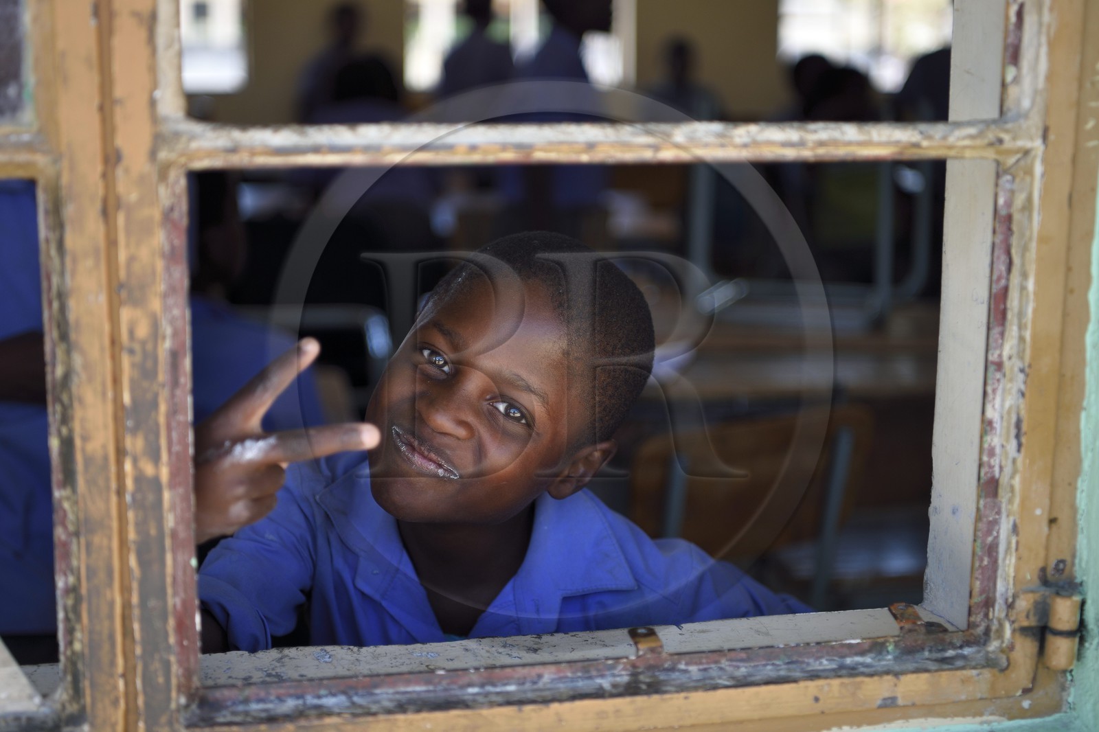 Namibie, région de Erongo, Damaraland, le Spitzkoppe dans le désert du Namib, Ecole primaire de Katora (Katora Primary School), garçon dans la salle de classe grade 4 (autour de 11 ans)