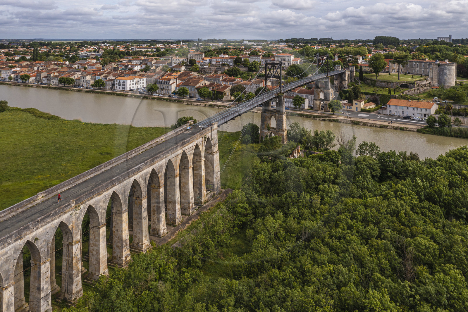 France, Charente-Maritime (17), Saintonge, Tonnay-Charente, le pont suspendu construit en 1842 au dessus de la Charente (vue aérienne)